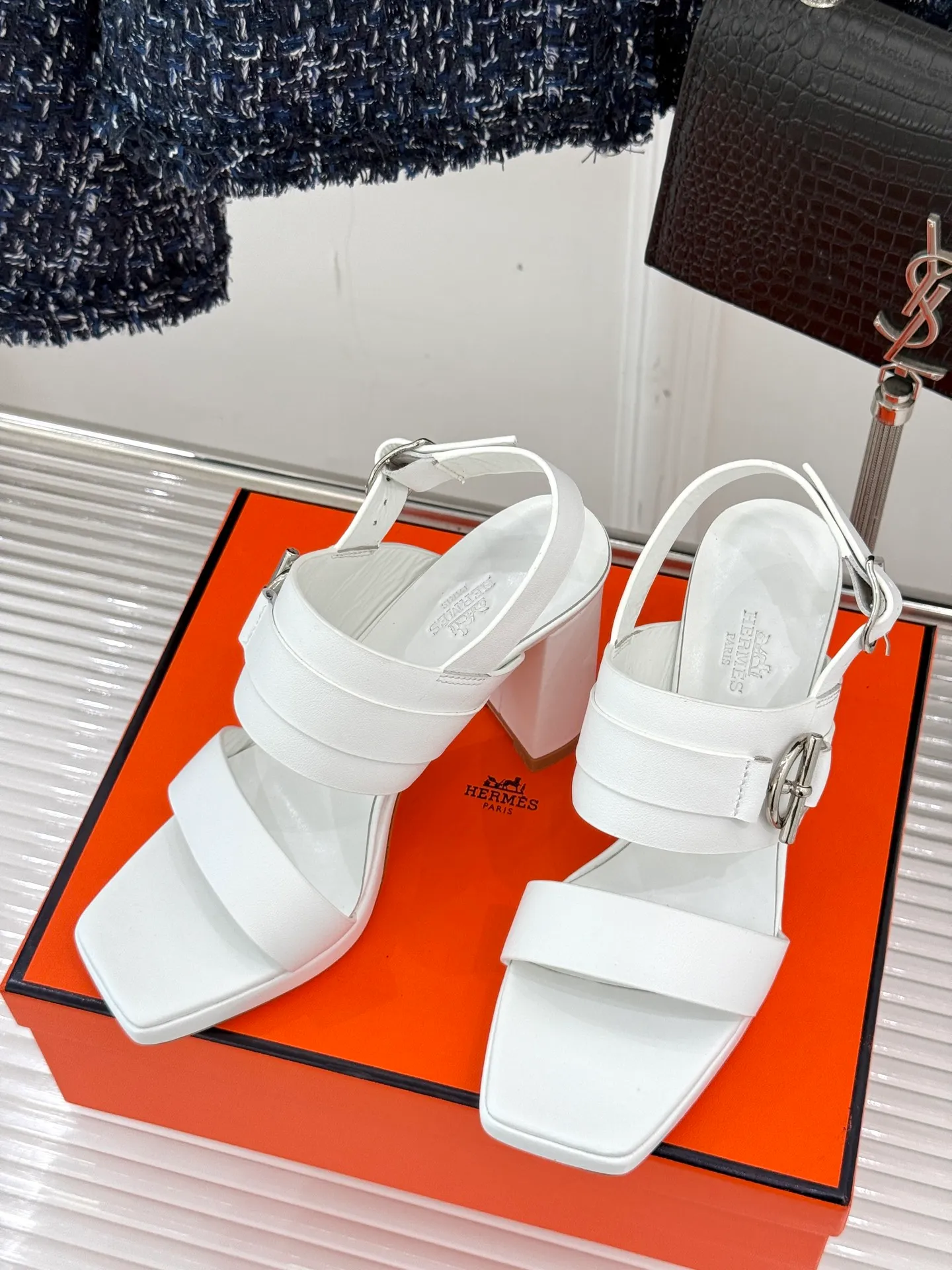 👟👟Ex-factory price 660👟👟Hermès/Hermès classic waterproof platform strap, thick heel high-heeled sandals, extremely retro design, strong exotic style, full of fashion, and stylish when worn casually. The simple style is great when paired with a sense of high-end. It’s hard not to love the versatile colors and smooth lines! The fabric is made of imported cowhide/sheep leather. The inner feet are all lambskin. Water platform: 2cm. Heel height: 9.5cm. Italian imported cowhide leather outsole. Size: 35-39 (40/41/42 customized)